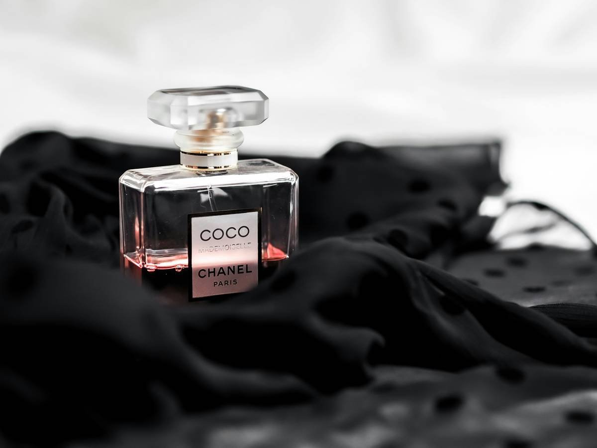 Chart comparing fragrance types: eau de cologne (2-4% oil, 2-4 hrs), eau de toilette (5-10%, 3-6 hrs), eau de parfum (10-20%, 6-10+ hrs), with longevity bars