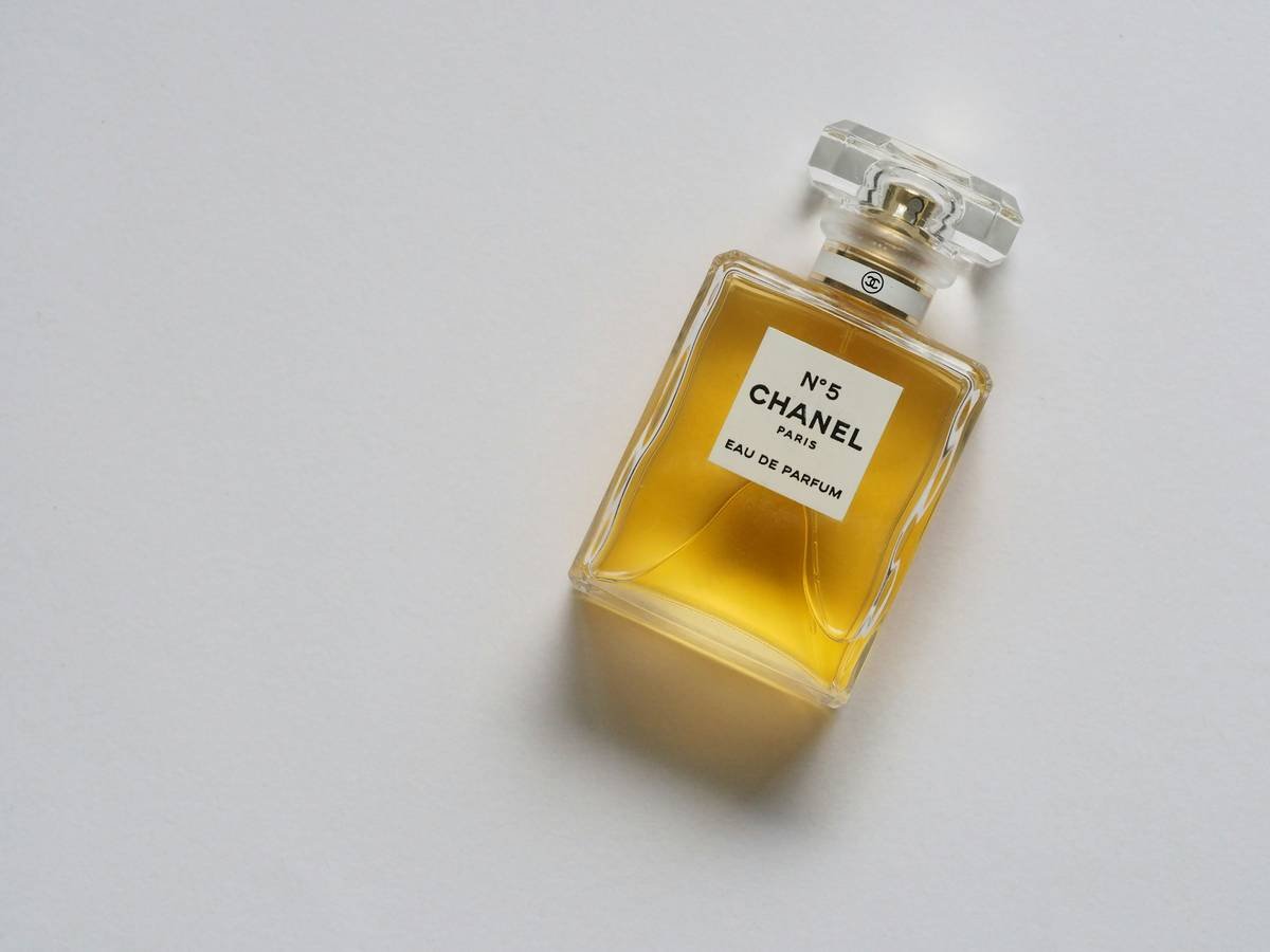 Chart comparing fragrance types: Parfum (6-24 hrs), Eau de Parfum (4-8 hrs), Eau de Toilette (2-4 hrs), Eau de Cologne (1-2 hrs)
