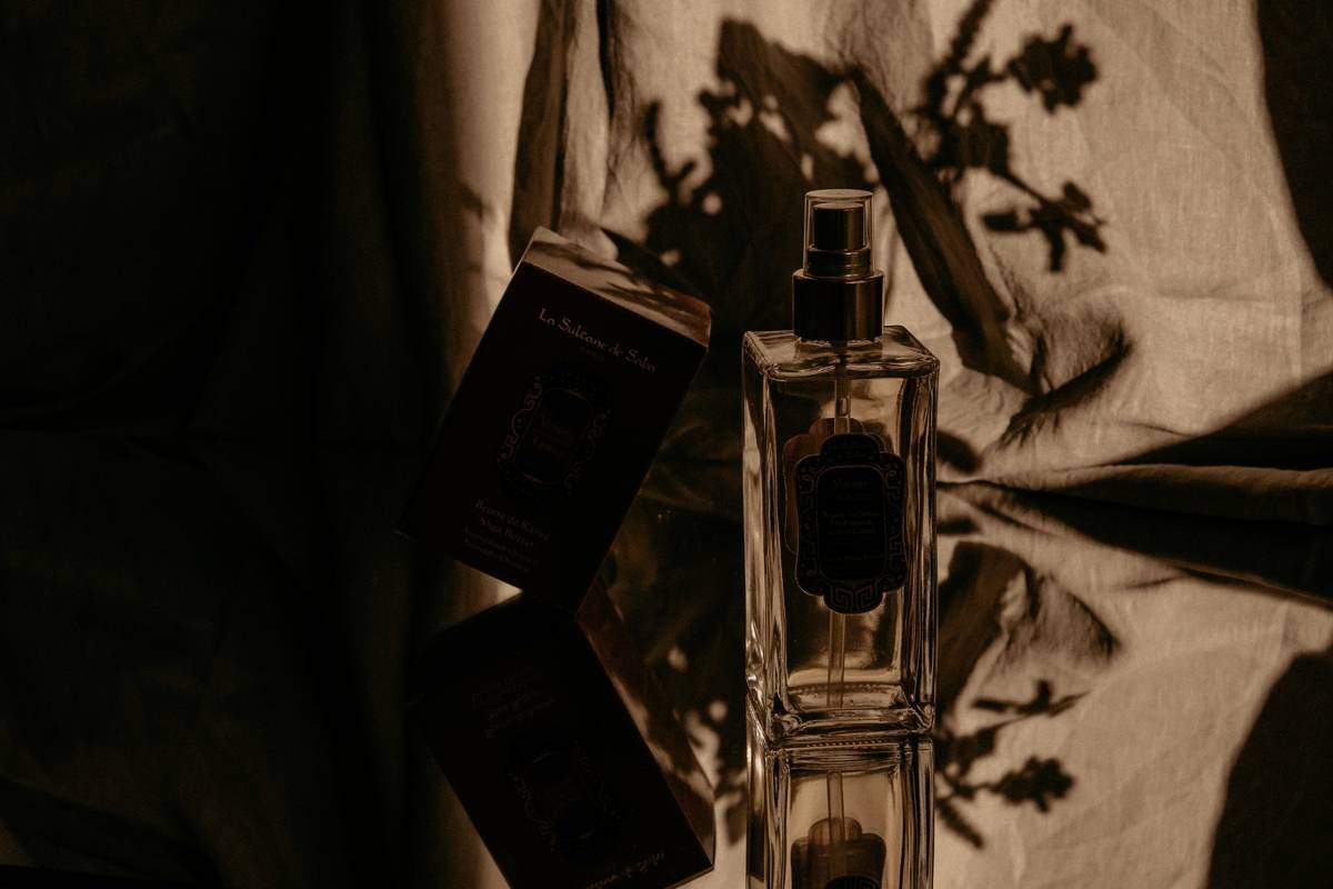 Fragrance wheel showing scent families: citrus, fresh, woody, oriental, and fougère with subcategories