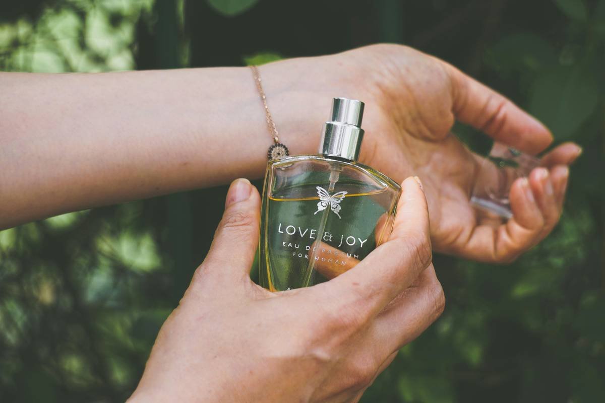 How Long Cologne Last: The Truth About Longevity, Skin Chemistry & Smart Buying