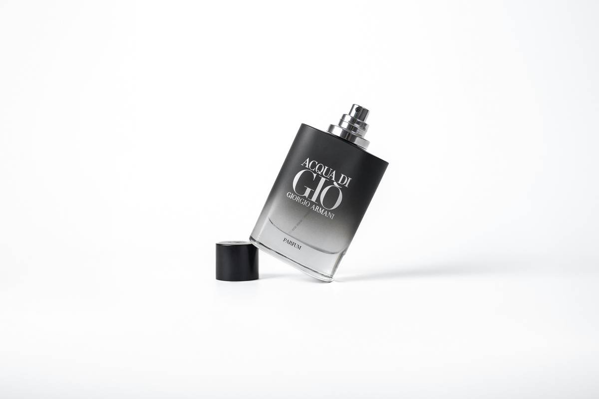 Infographic showing average number of sprays per 50ml bottle by fragrance type: EDT = 400 sprays, EDP = 300 sprays, Parfum = 150 sprays