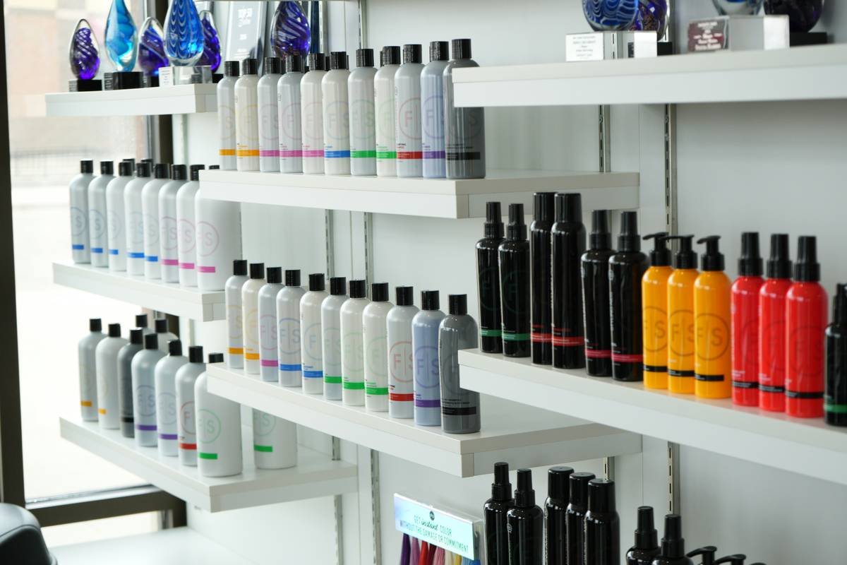 Infographic showing top 4 cologne scent families for office wear: Citrus (bergamot, lemon), Aromatic (lavender, sage), Light Woody (cedar, vetiver), and Fresh Aquatic (calone, sea notes).