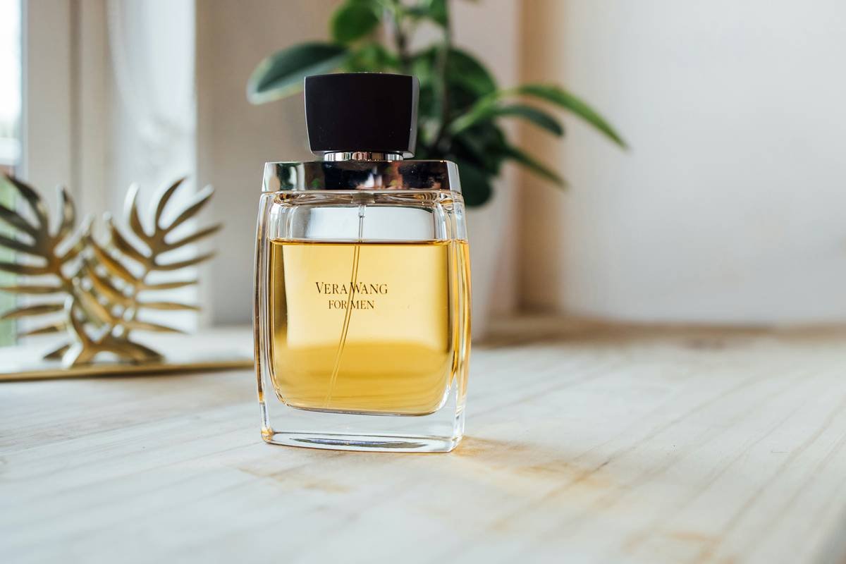 Comparison chart showing how to use daily scent cologne based on scenario